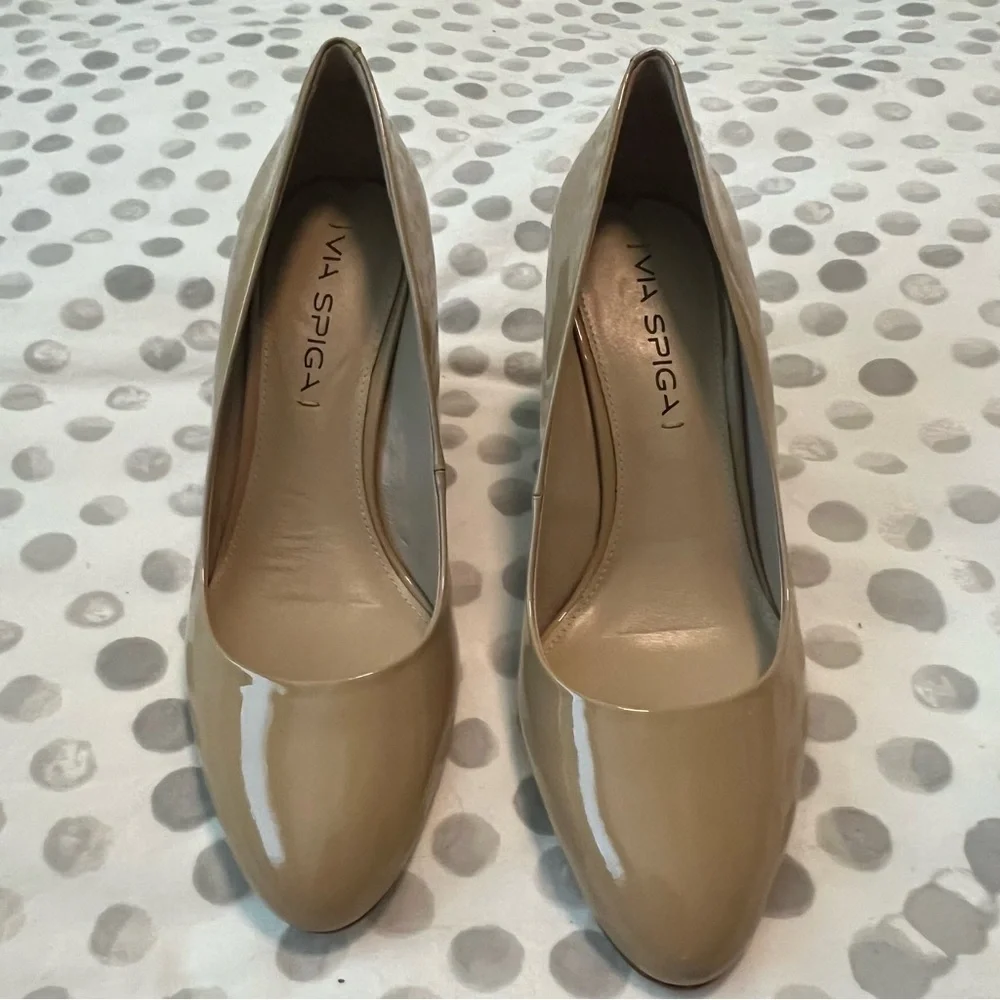 NWT Via Spiga Pamina Nude/Tan Patent Leather Heeled Shoes Size 6